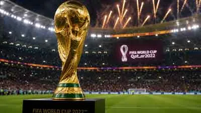 世界大赛冠军奖杯立于灯光璀璨的赛场中央
